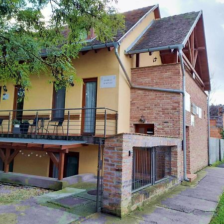 Bambusz Apartman Gyula Esterno foto