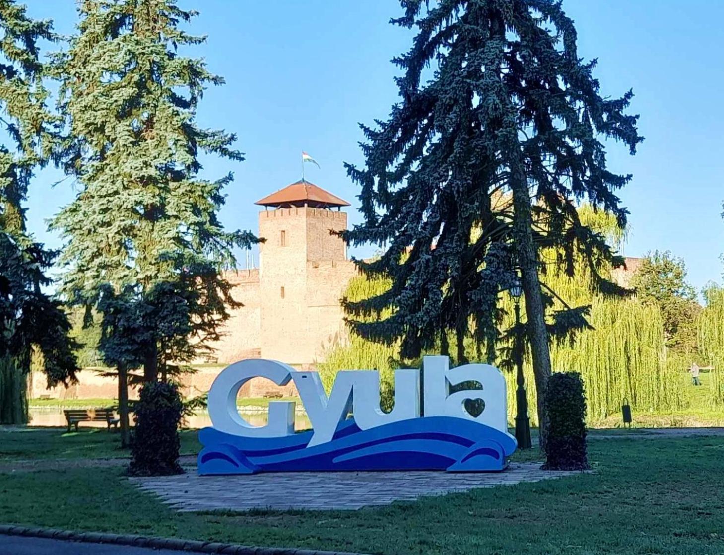 Bambusz Apartman Gyula Esterno foto