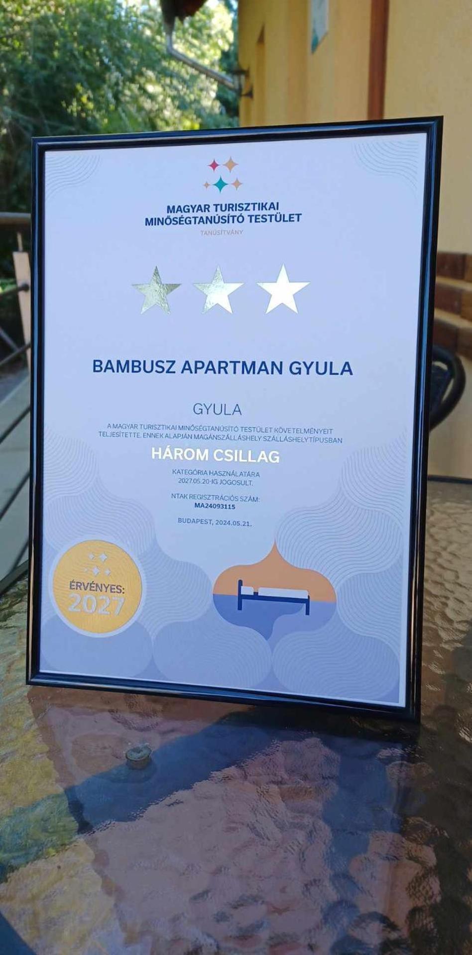 Bambusz Apartman Gyula Esterno foto