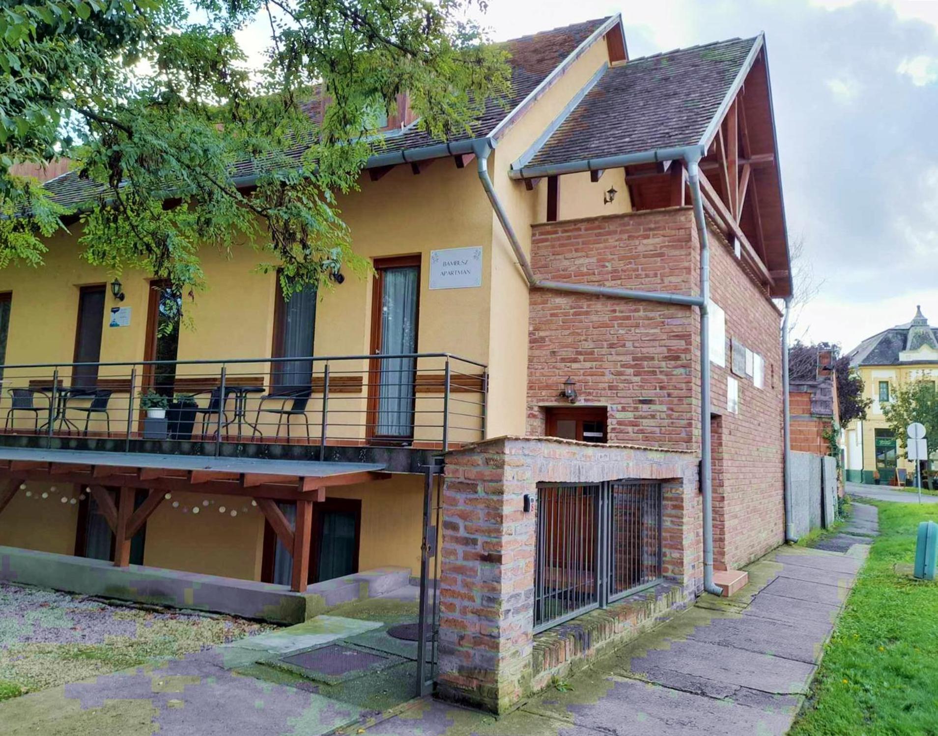Bambusz Apartman Gyula Esterno foto