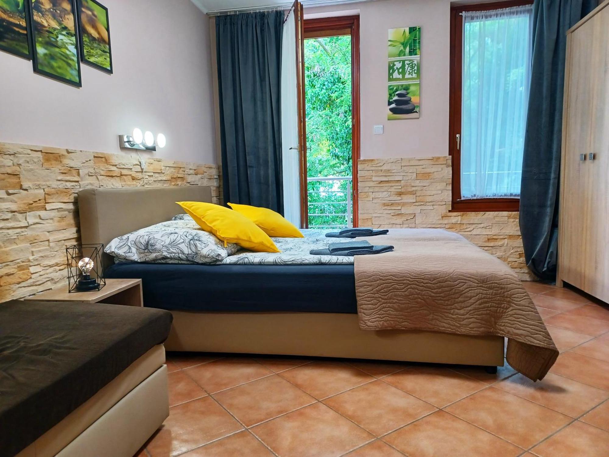 Bambusz Apartman Gyula Esterno foto
